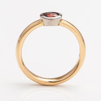 An 18K gold ring with a garnet. A Tillander, Helsinki 2008.