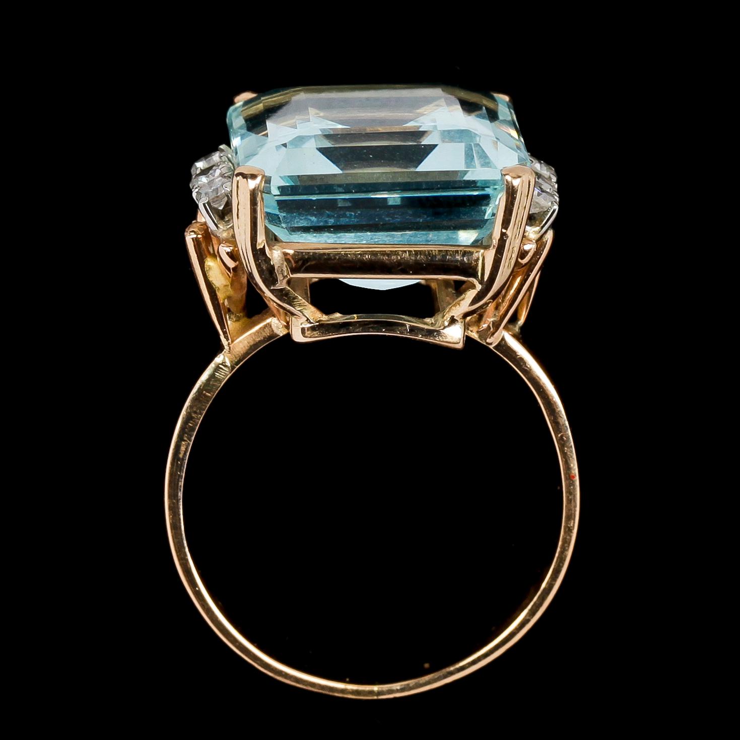 RING, trappslipad akvmarin och åttkantslipade diamanter, tot. ca 0.12 ct.