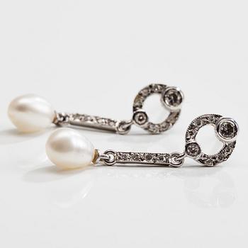 ÖRHÄNGEN, ett par, vitguld 18K, droppformade pärlor, diamanter. Vikt 2,4 g.