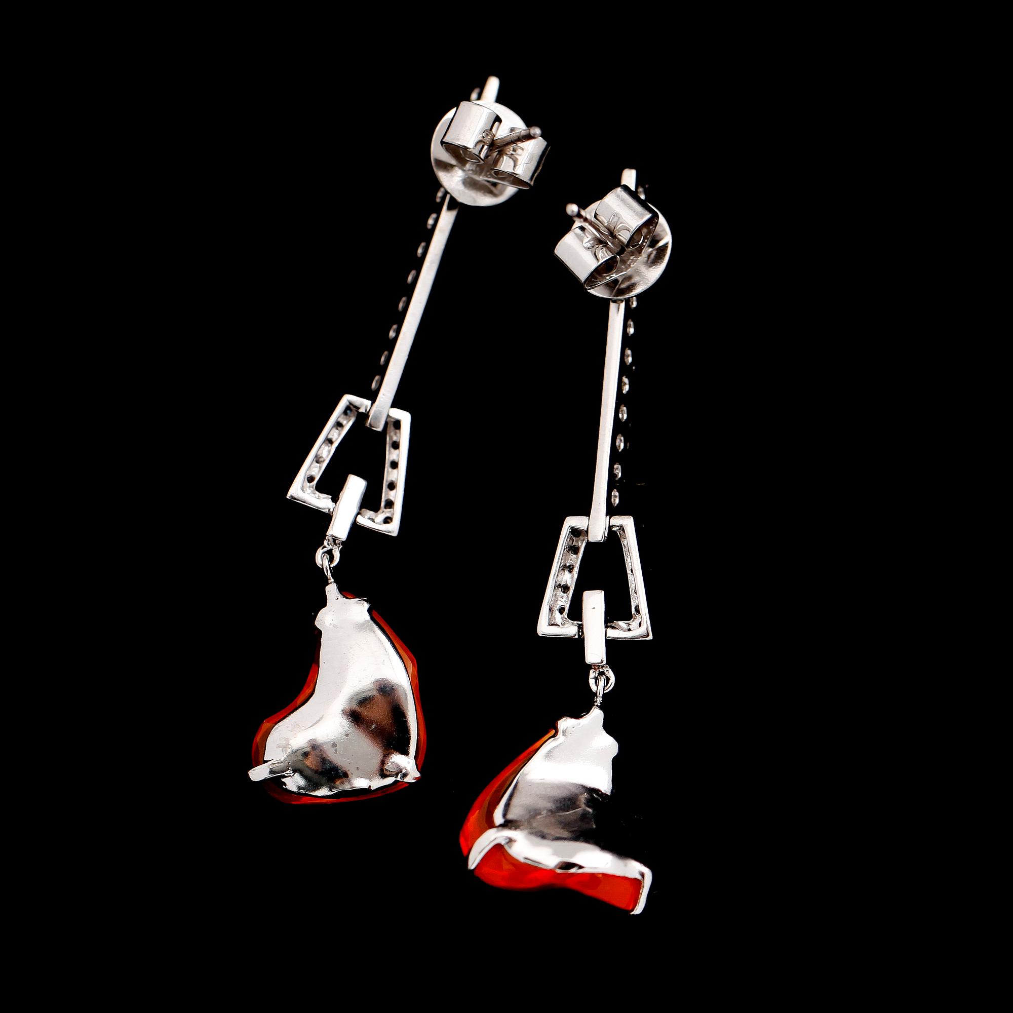 ÖRHÄNGEN, 1 par, 18 k vitguld, briljantslipade diamanter tot va 1.00 ct, mexikanska eldopaler.