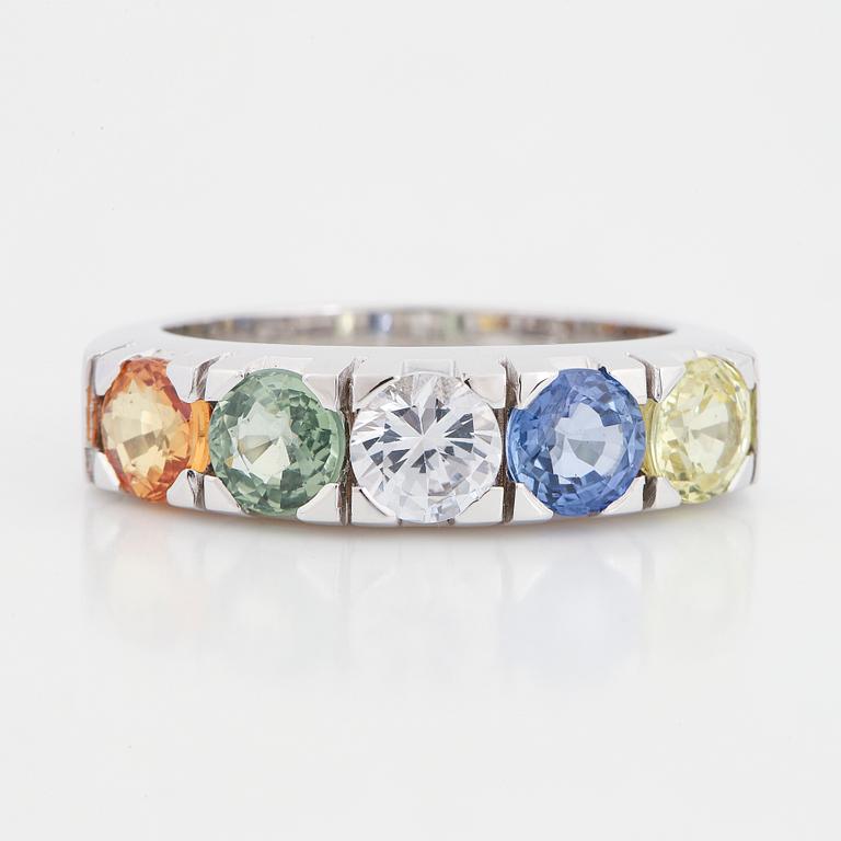 A 14K gold ring set with faceted sapphires ca. 3.18 ct in total.