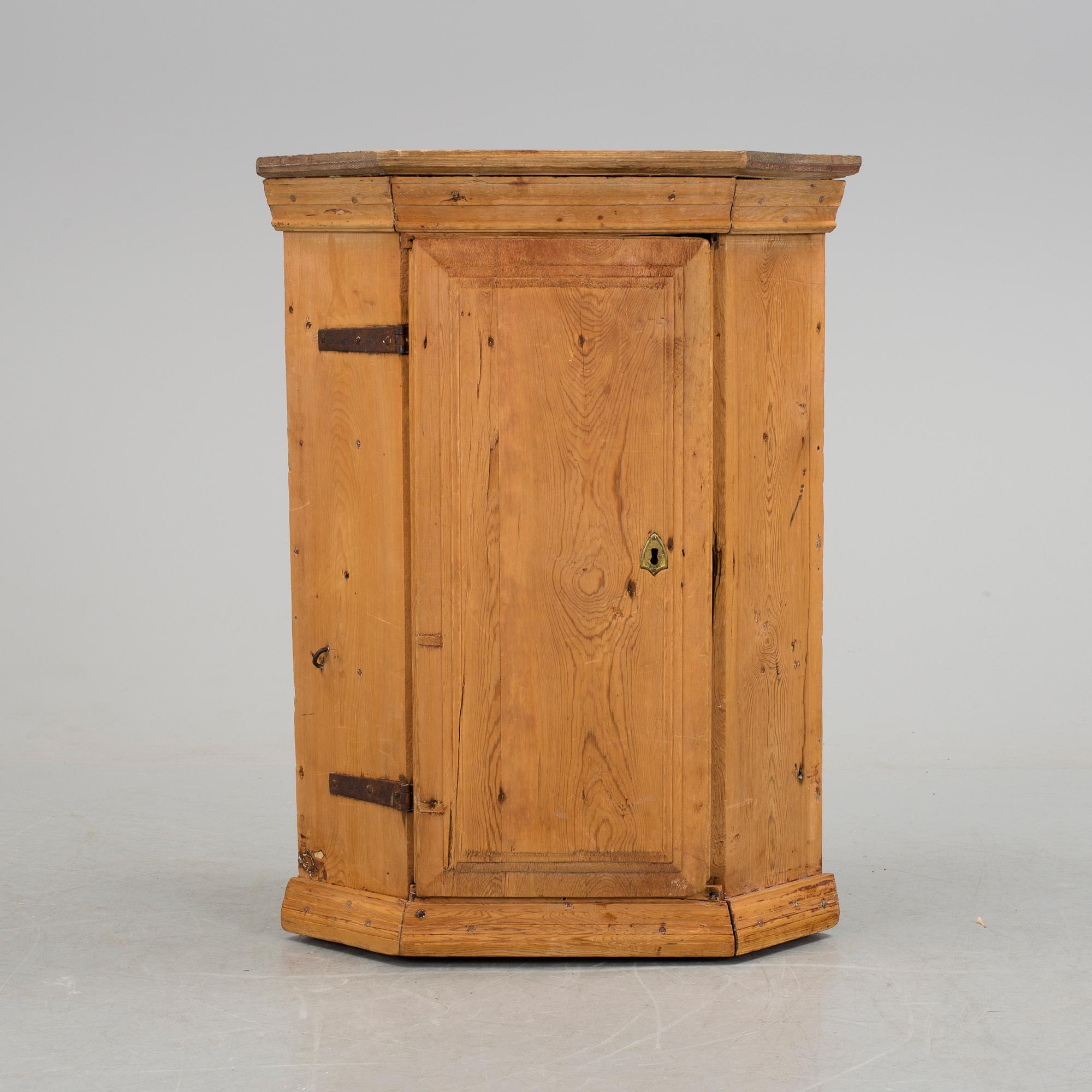 HÖRNSKÅP FÖR VÄGG, allmoge, 1700/1800-tal.