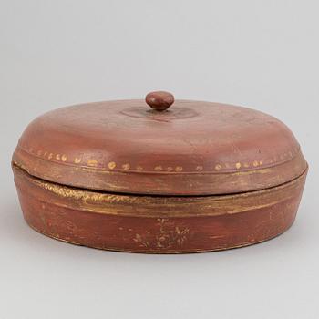 A red lacquered wooden box with cover, 20th century.