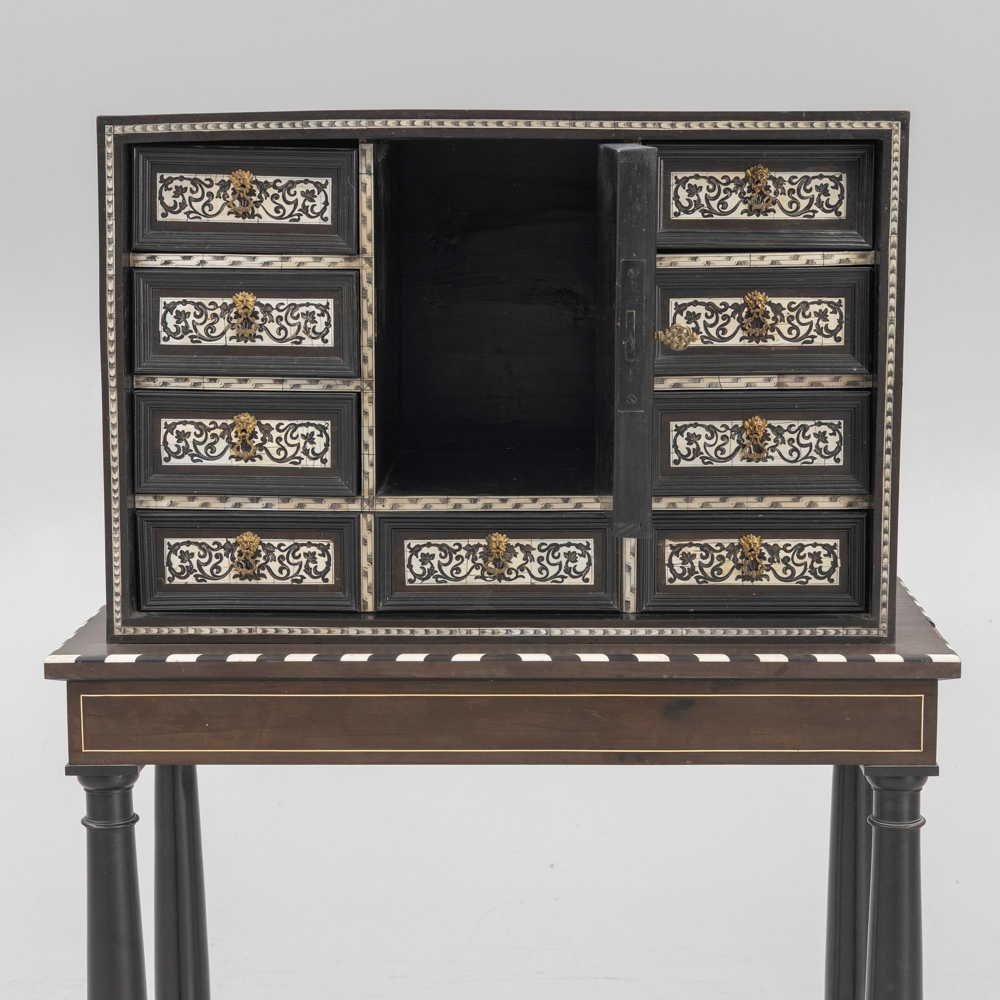 Kabinettskåp, 1800-tal. Barockstil.