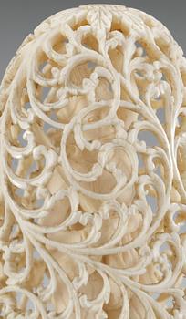 SKULPTUR, benarbete, troligen elfenben. Kina.