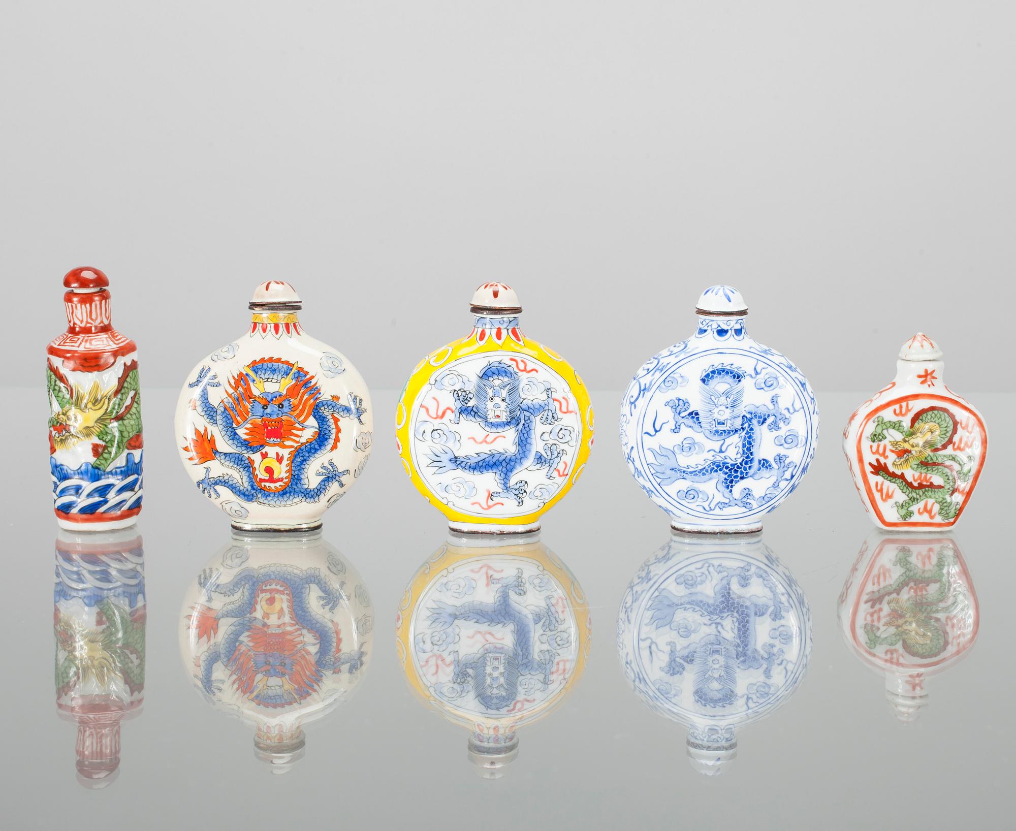 SNUSFLASKOR, 2 st, porslin samt SNUSFLASKOR, 3 st, emaljerad koppar, Kina 1900-tal.
