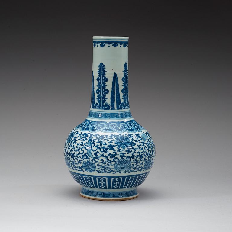 VAS, porslin. Qingdynastin 1800-tal med Qianlongs sex karaktärers märke.