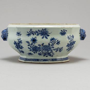 18 plates and one tureen, Qing dynasty, Qianlong, as well as Japan, 20th century.