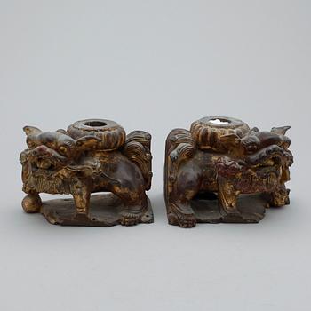 LJUSSTAKAR, ett par. Trä. Orientaliska. 1900-tal.