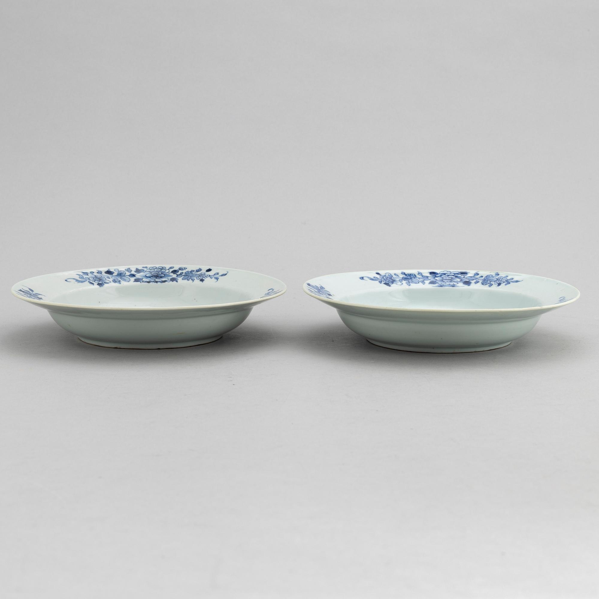 Tallrikar, 2 st, kompaniporslin, Kina, Qingdynastin, Qianglon (1736-95).