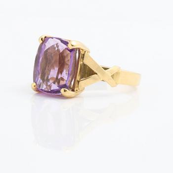 A amethyst ring.