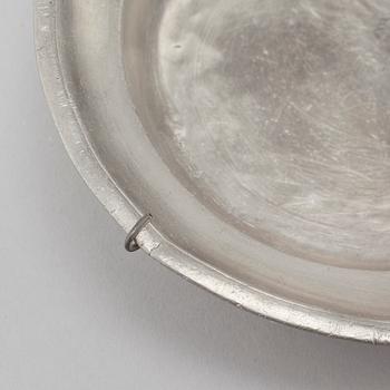 Five plates, two bowls and one poridge bowl with lid in pewter, 18th, 19th and 20th century.