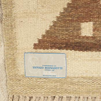 A CARPET, "Harlequin", flat weave, 382 x 318 cm, signed SB (Sigvard Bernadotte).