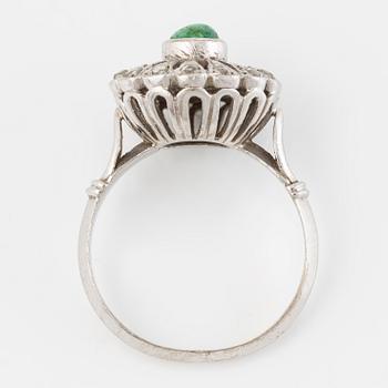 Ring 18 vitguld med en cabochonslipad smaragd och rosenslipade diamanter.