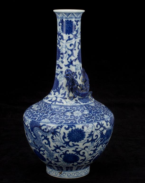 VAS, porslin, Kangxi-stil, Kina 1900-talets slut.