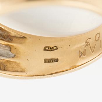 Ring 18K guld med små briljantslipade diamanter.