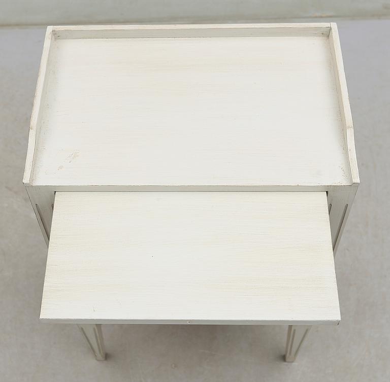 SÄNGBORD, gustaviansk stil, 1900-talets andra hälft.