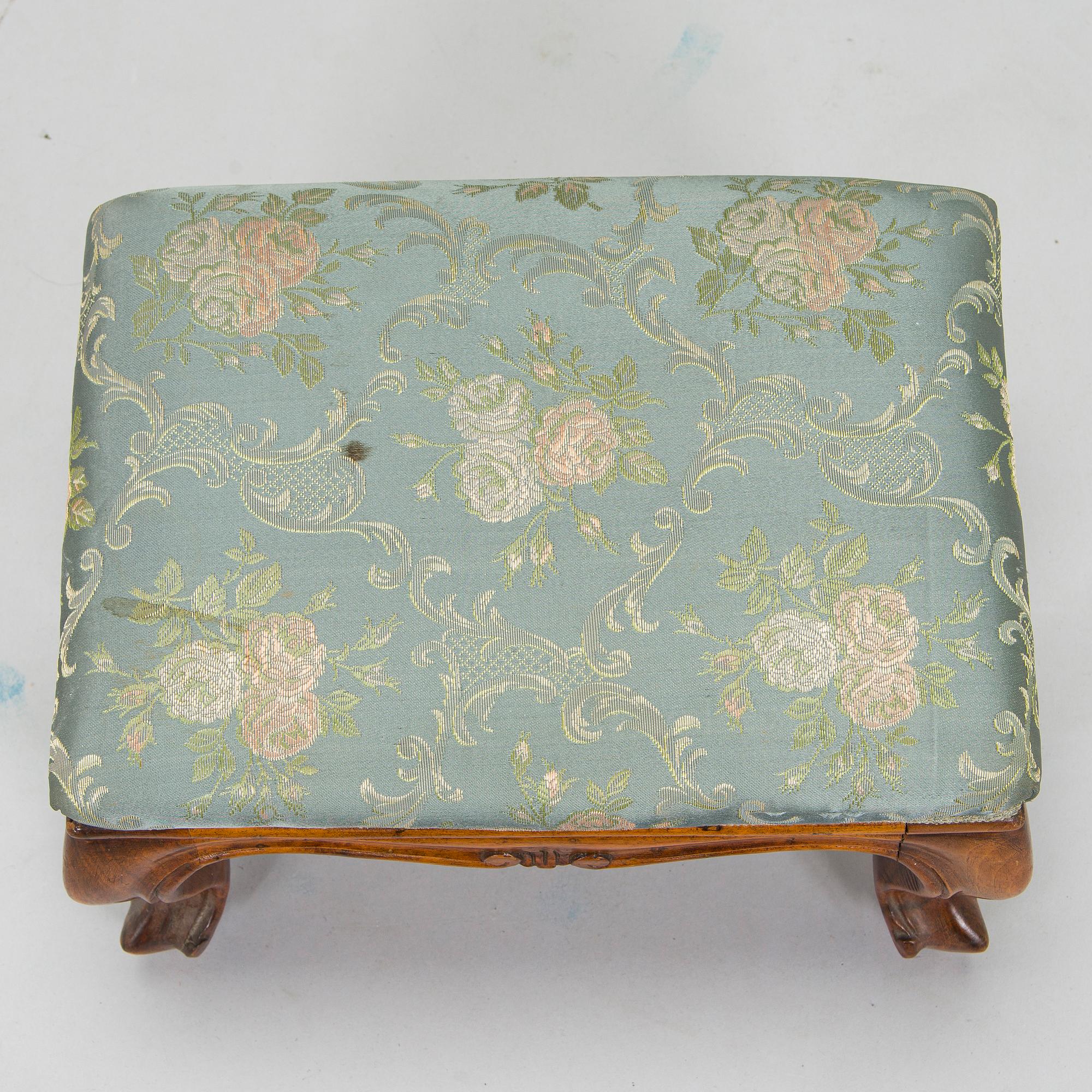 Fåtöljer, ett par och fotpall, 1900-talets mitt.