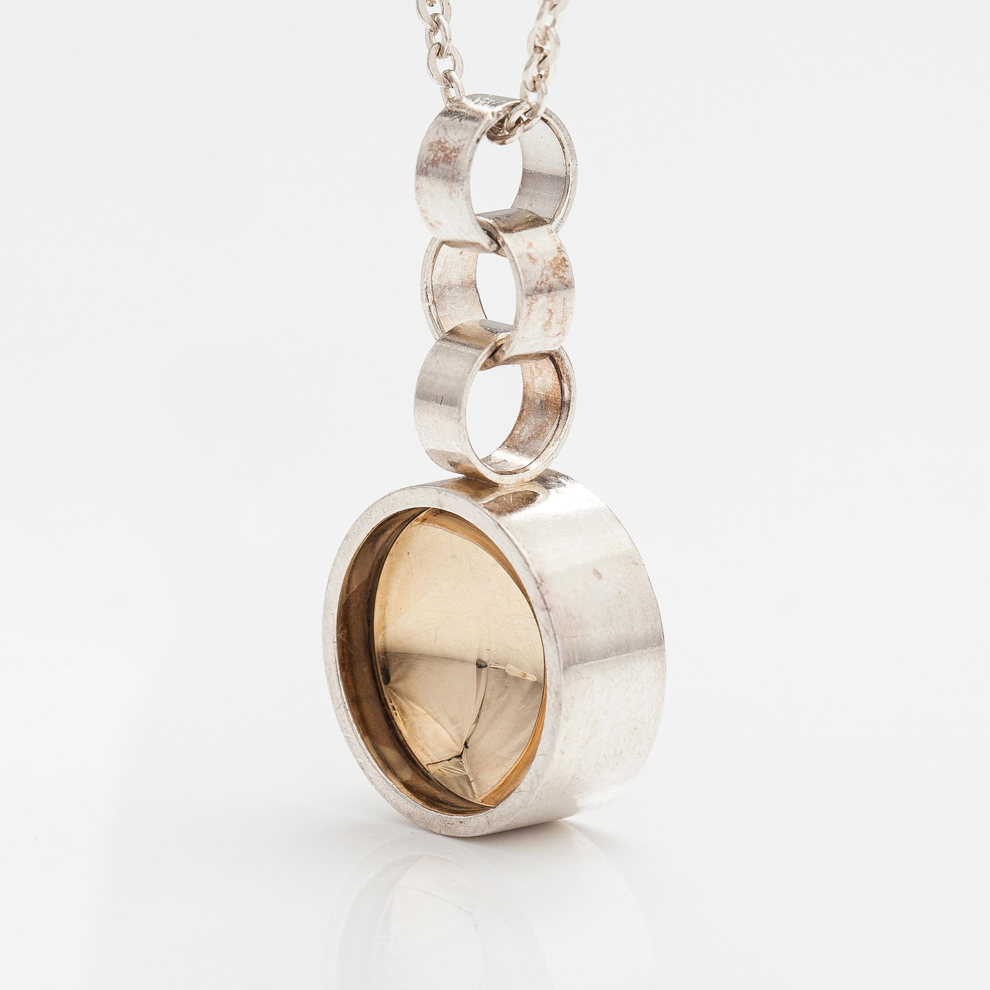 Elis Kauppi, Kaulakoru, sterlinghopeaa ja kultaa. Kupittaan kulta, Turku 1965.