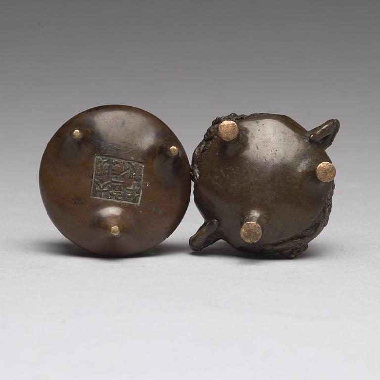 A pair of miniatyre censers, Qing dynasty, 19th Century.