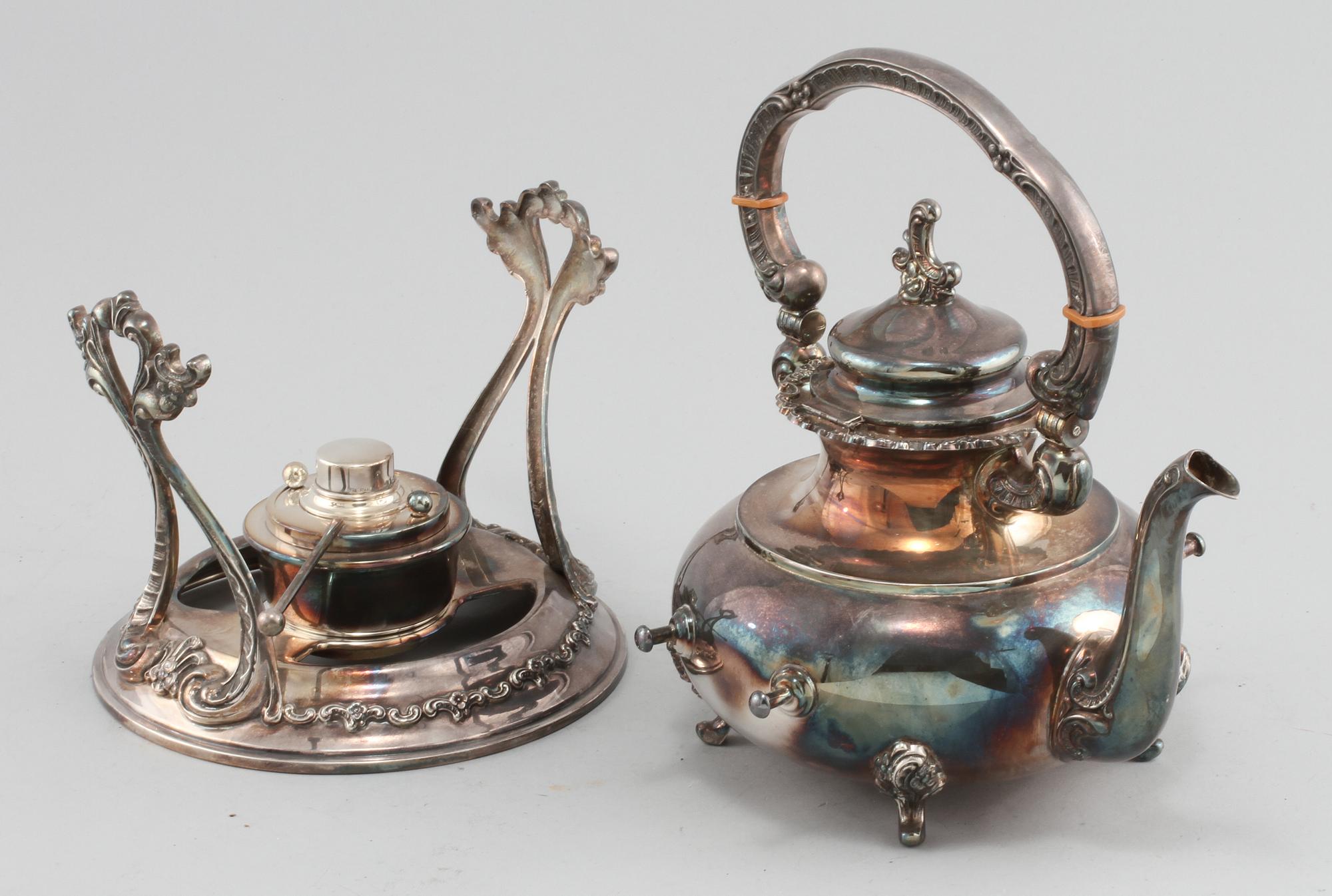 TEKANNA på RECHAUD, sterlingsilver, 1900-talets första del. Total vikt 1798 g.