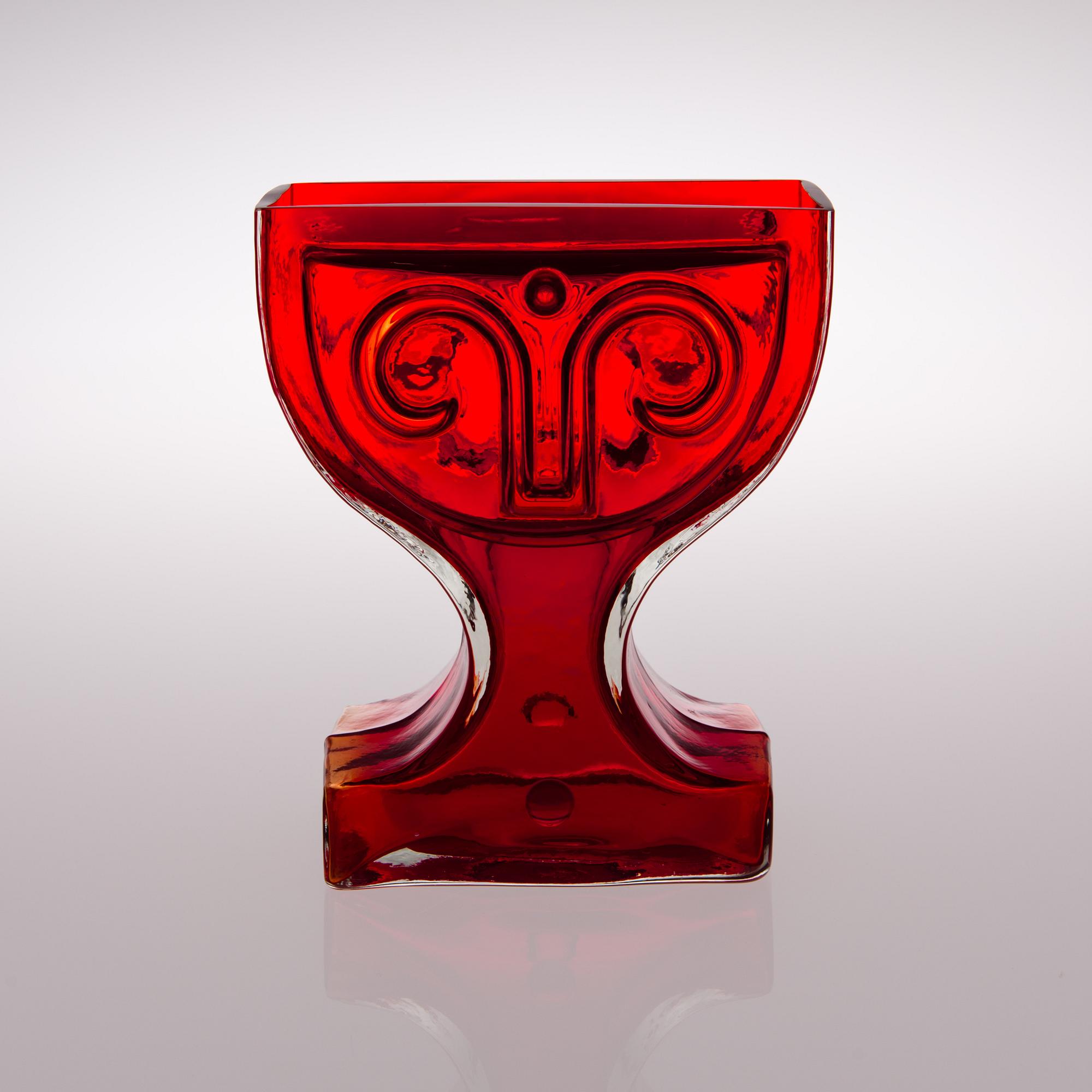 A 1970S GLASS VASE VIKTORIANA by Riihimäen Lasi.