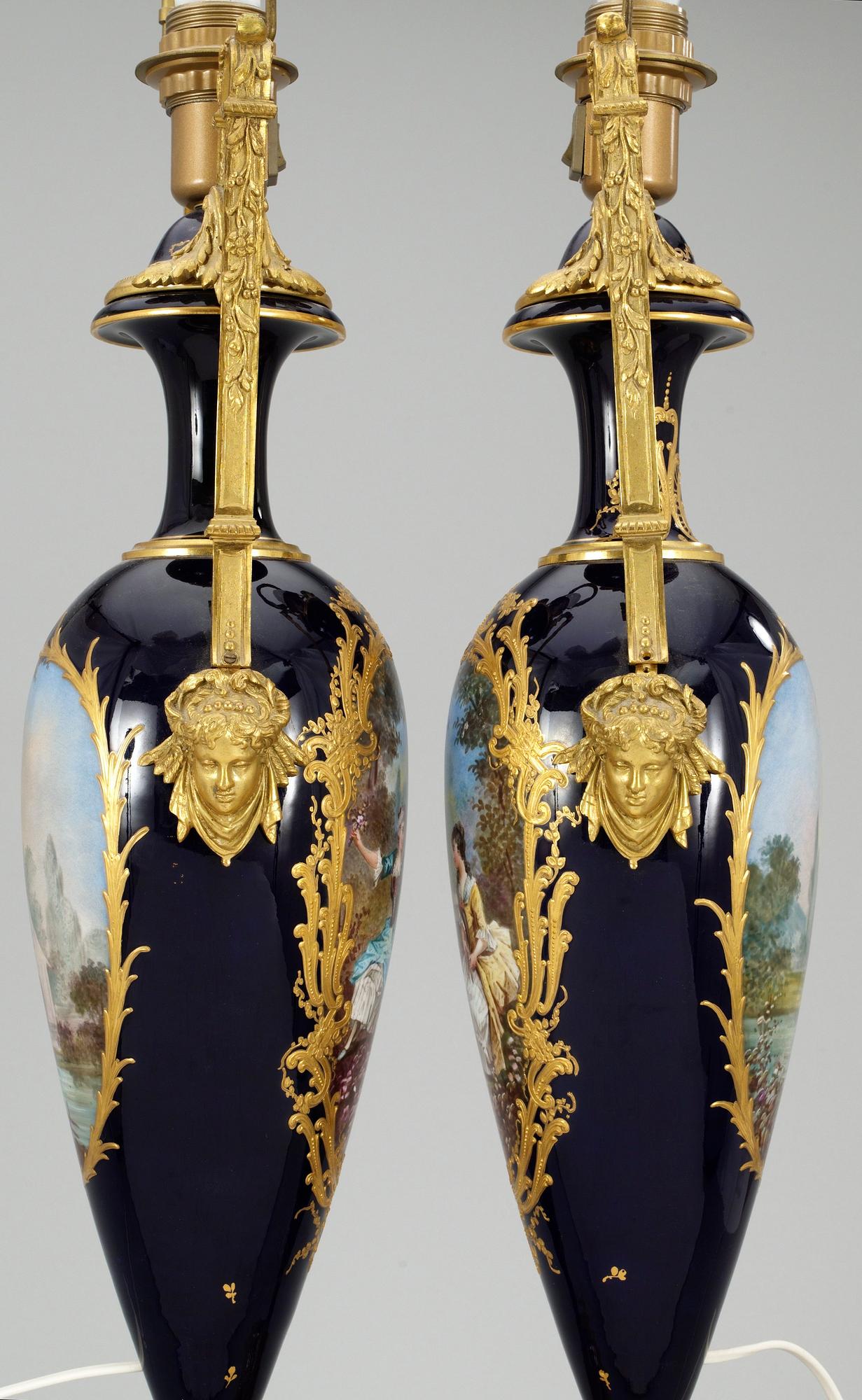 BORDSLAMPOR, ett par, porslin o förg brons. Sèvres-liknande märke. Louis XVI-stil. Målarsign. H.Bituvin.
