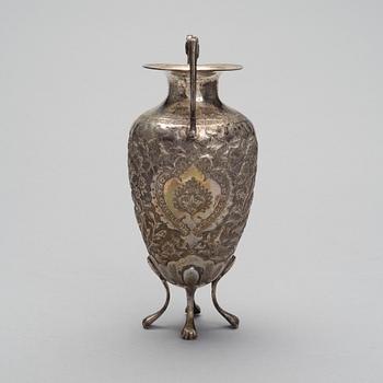 URNA / VAS, österländskt silver, finska kontrollstämplar 1969. Vikt 560 g.