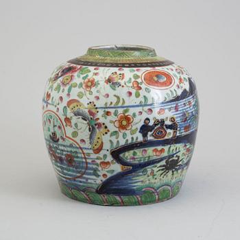 A blue and white and clobbered export porcelain jar, Qing dynasty, 19th century.