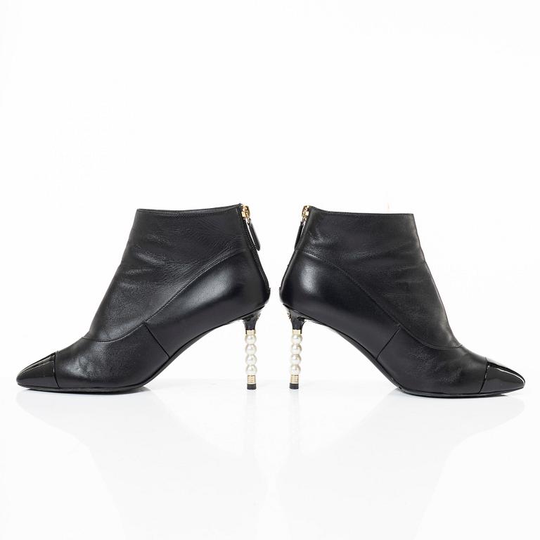 Chanel, ankle boots, size 37C.