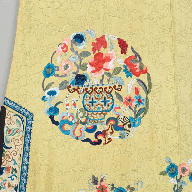 A ROBE, pattern woven and embroidered silk. Height 119,5 cm. China late Qing dynasty.