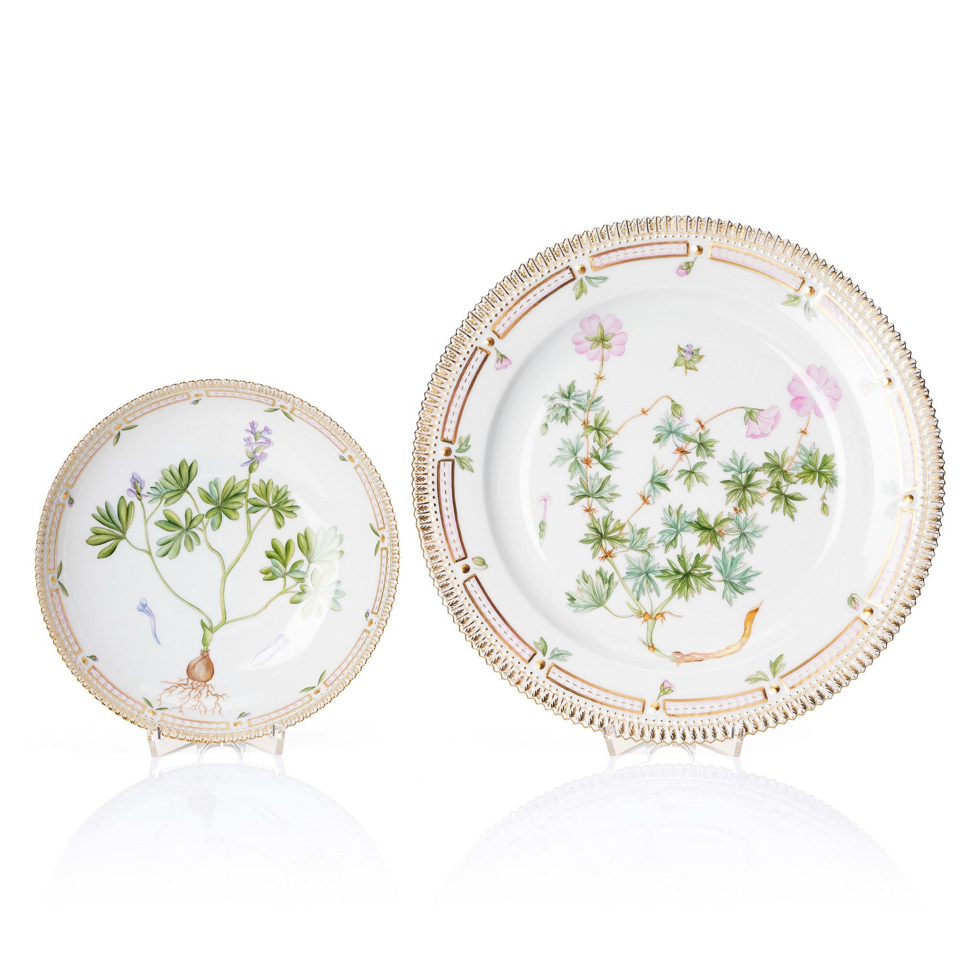 Fat, två stycken, porslin. Royal Copenhagen, "Flora Danica", Danmark, 1900-tal.