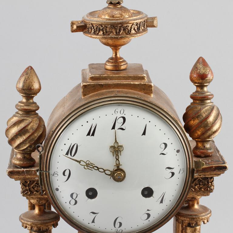 BORDSPENDYL, 1800-talets första hälft.