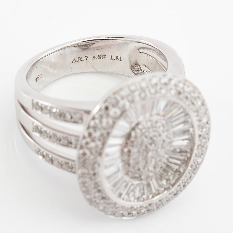 Ring/Cocktail ring in 18K white gold with baguette-cut and round brilliant-cut diamonds.