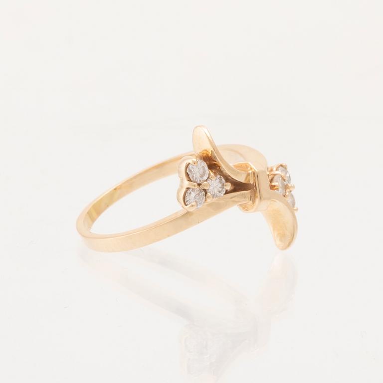 A 14K gold ring set with round brilliant-cut diamonds.