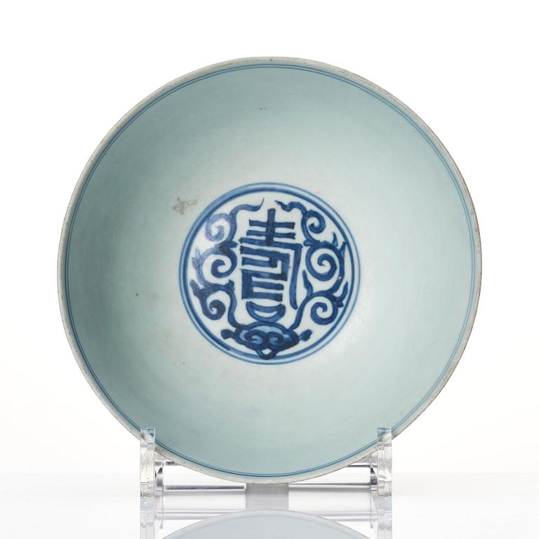 A blue and white bowl, late Ming dynasty, 17th century.