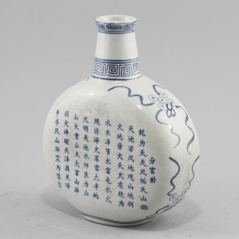 FLASKA, porslin, Kina, 1900-tal.