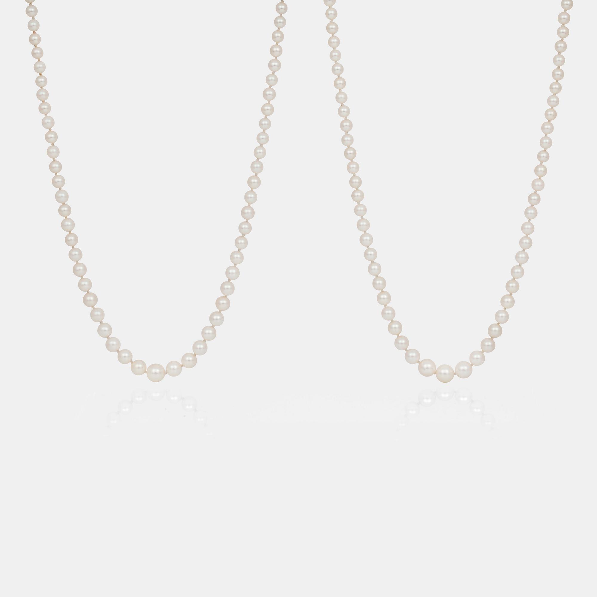 Two strands of graduated cultured pearls. Ø 3 - 7.5 mm.