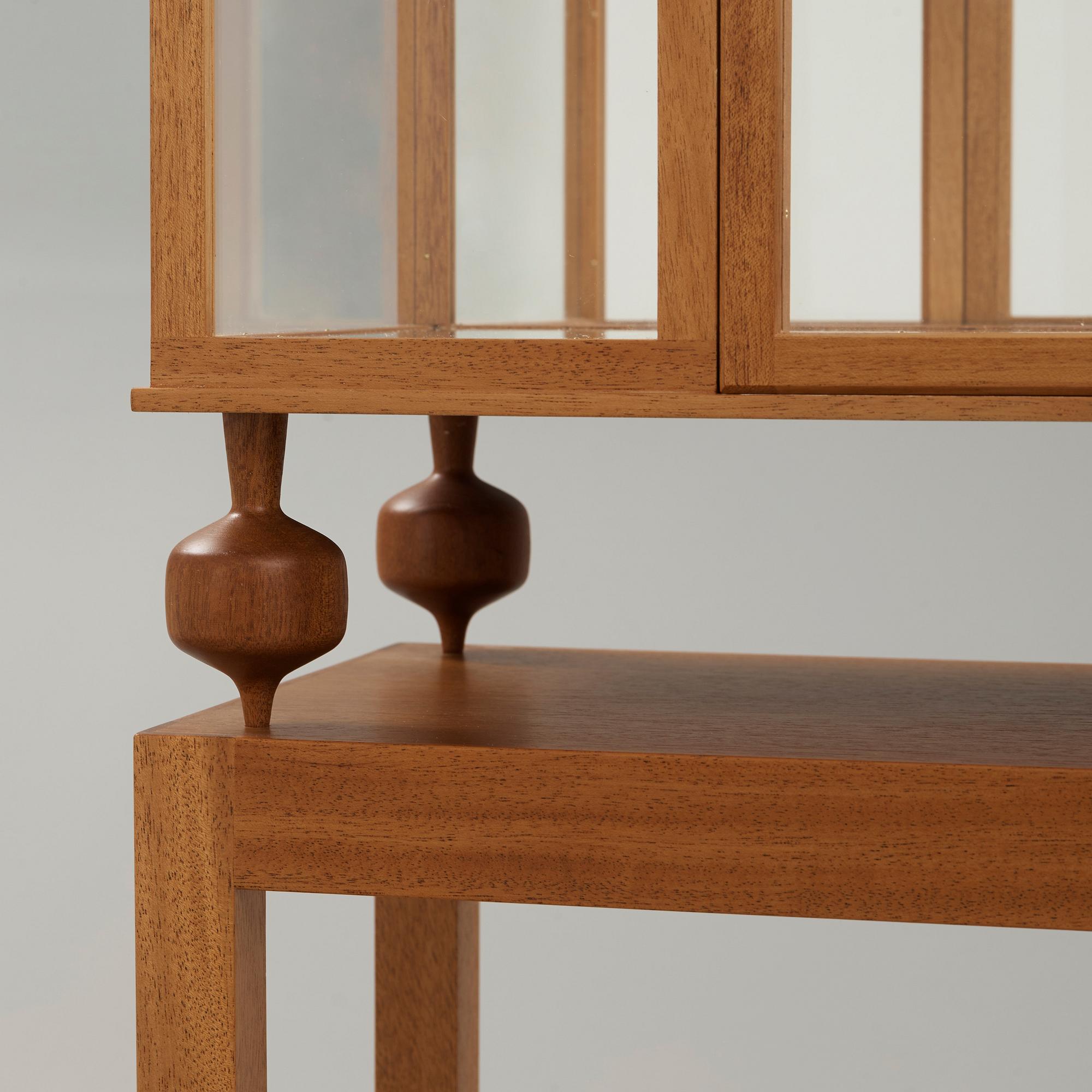 JOSEF FRANK, vitrinskåp av mahogny för Firma Svenskt Tenn, modell 2077, efter 1985.