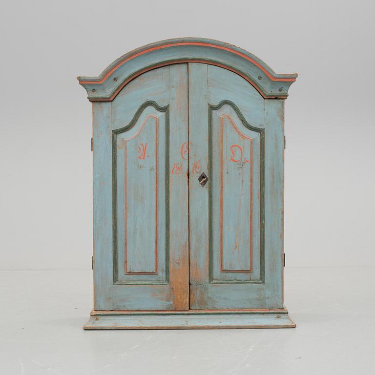 HÄNGSKÅP, allmoge, Forsa, Hälsingland. Daterad 1816.