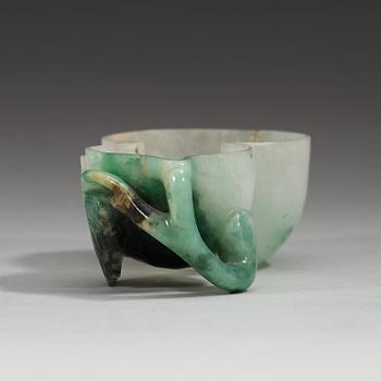 A carved nephrite brush washer, late Qing dynasty (1644-1912).