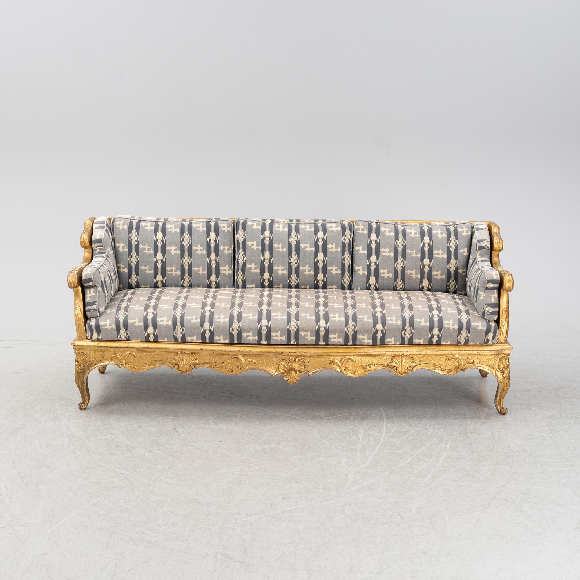 Trågsoffa, rokokostil, 1800-tal, delvis med äldre delar.