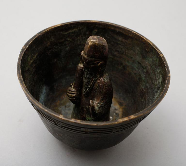 VINSKÅL SAMT FIGUR, brons, Kina, 1800/1900-tal.