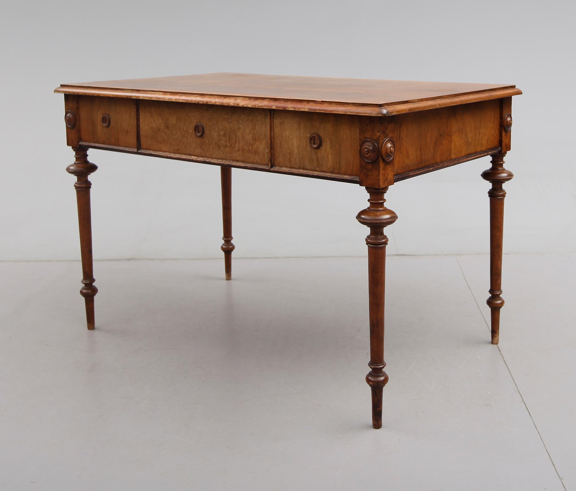 SKRIVBORD, valnöt, 1800-talets andra hälft.