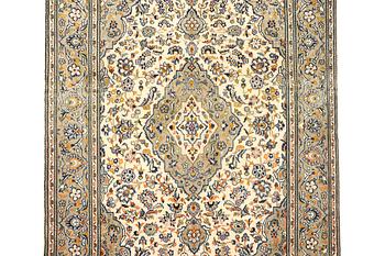 A Kashan carpet, c. 208 x 135 cm.