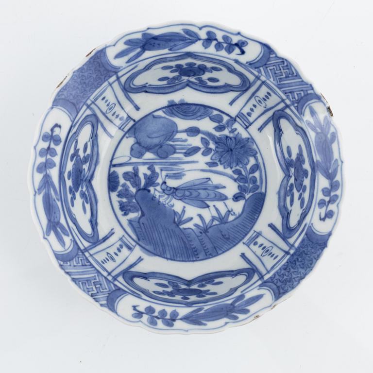 Vas, porslin, Kina samt skål, Ming-stil, Japan, omkring år 1900.