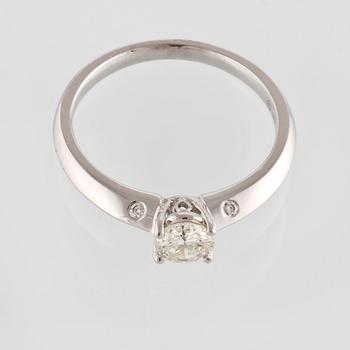 RING, 18K vitguld med briljantslipad diamant 0.47 ct samt 4 små briljantslipade diamanter 0.03 ct. Vikt 3,0 gram.