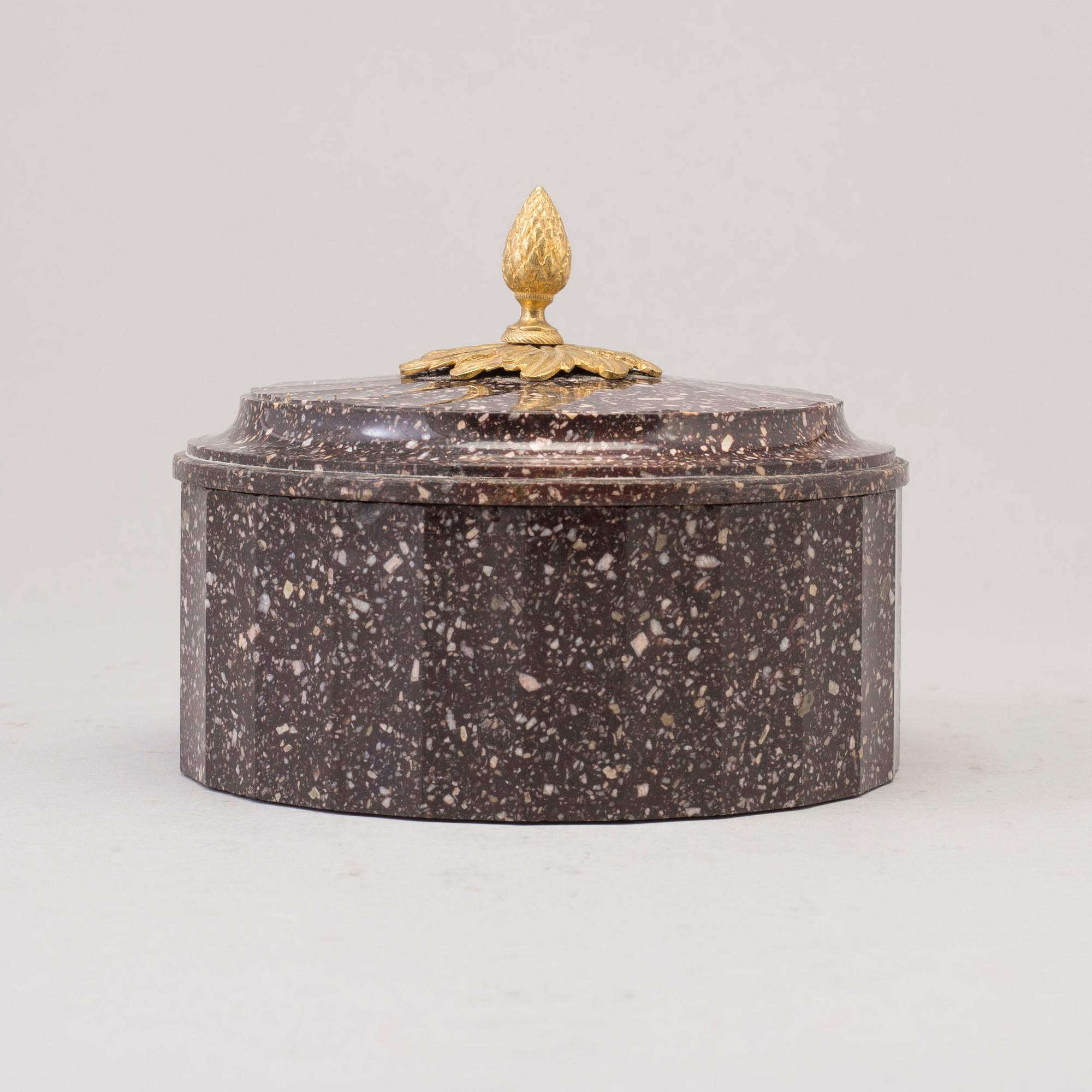 SMÖRASK MED LOCK. Älvdalen, 1800-talets början, Empire.