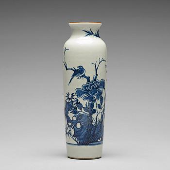 899. A blue and white Transitional vase, 17th Century.