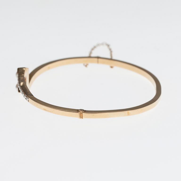 ARMRING, 18K guld, pärlor. Möjligen John Petterson Stockholm 1914. Vikt 7,4 g.